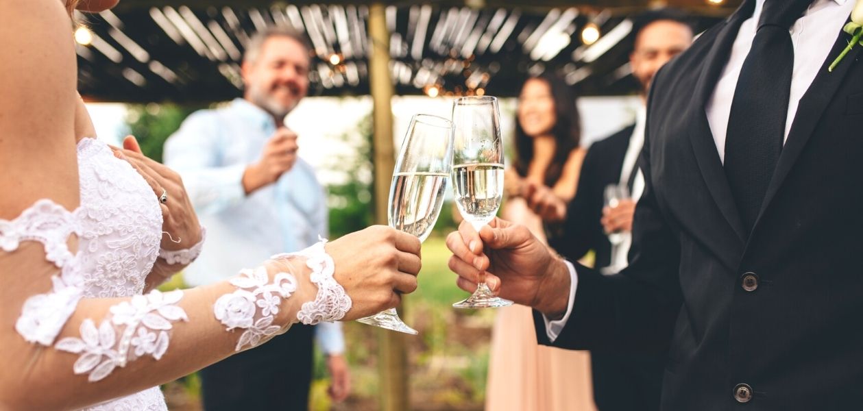 Beim Sektempfang zur Hochzeit können Eure Gäste das erste Mal mit Euch anstoßen