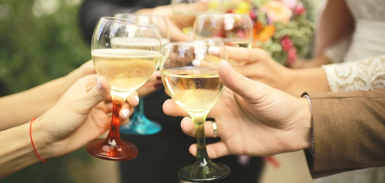 Ob Ihr lieber klassische Getränke im Glas oder fruchtige Alternativen aus der Flasche zu Eurem Sektempfang zur Hochzeit anbieten möchtet, bleibt Euch überlassen