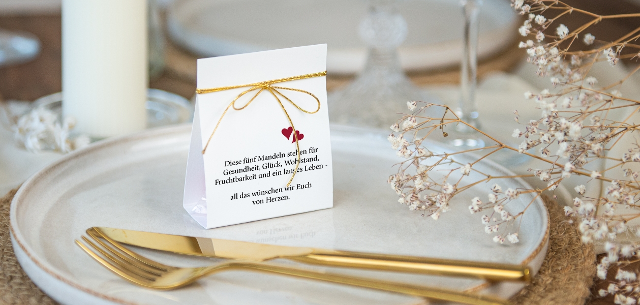 Mit einem Spruch versehen werden Hochzeitsmandeln zu einem unvergesslichen Gastgeschenk