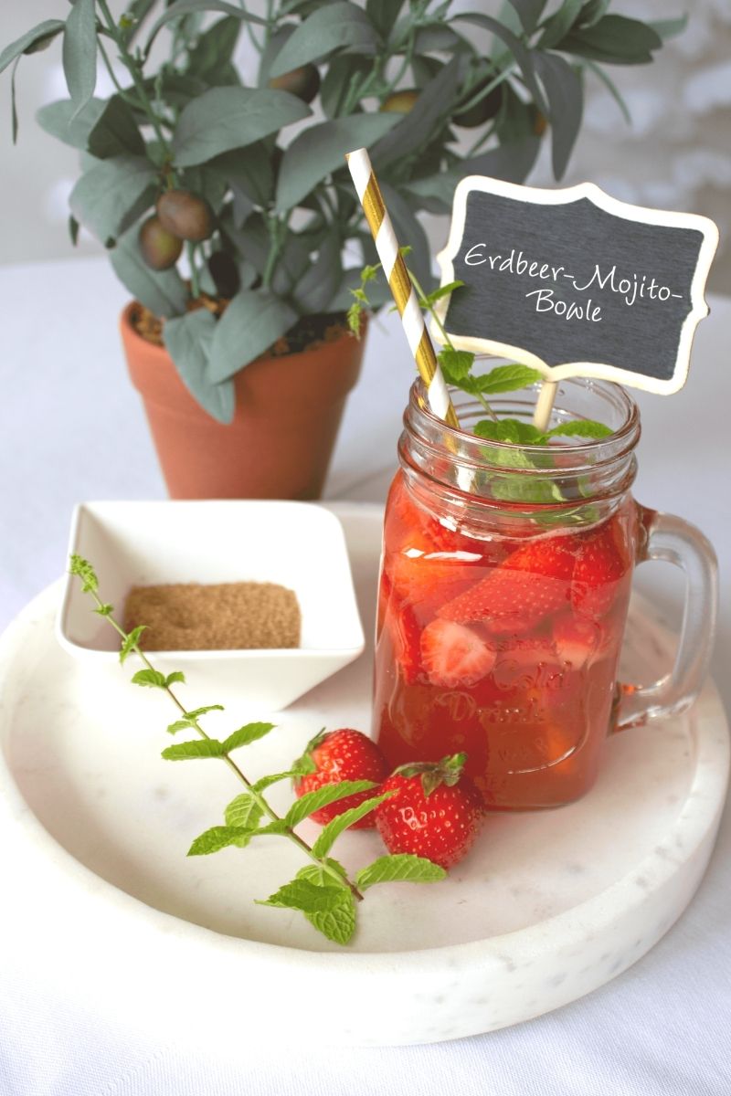 Fruchtige Erdbeer-Mojito-Bowle für Euren Sektempfang zur Hochzeit