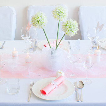 Rosa trifft Schmetterling: eine Tischdeko für Eure Prinzessinnen-Hochzeit