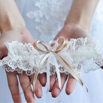 Das Strumpfband zur Hochzeit - Bedeutung & Ursprung des verführerischen Brautkleid Accessoires