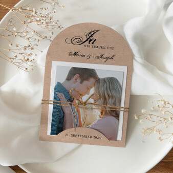 Hochzeitseinladung halbrund "Kraftkarton mit Herz"