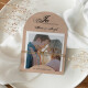 Hochzeitseinladung halbrund "Kraftkarton mit Herz"
