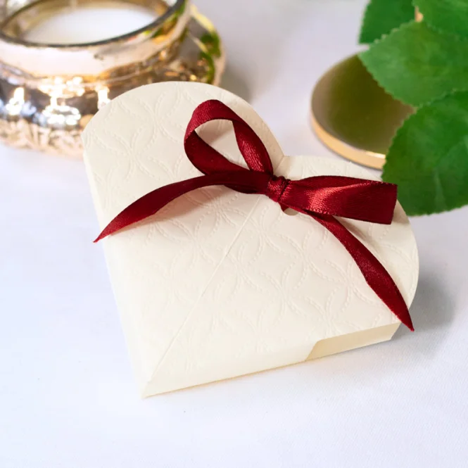 Gastgeschenk Kartonage Herz creme