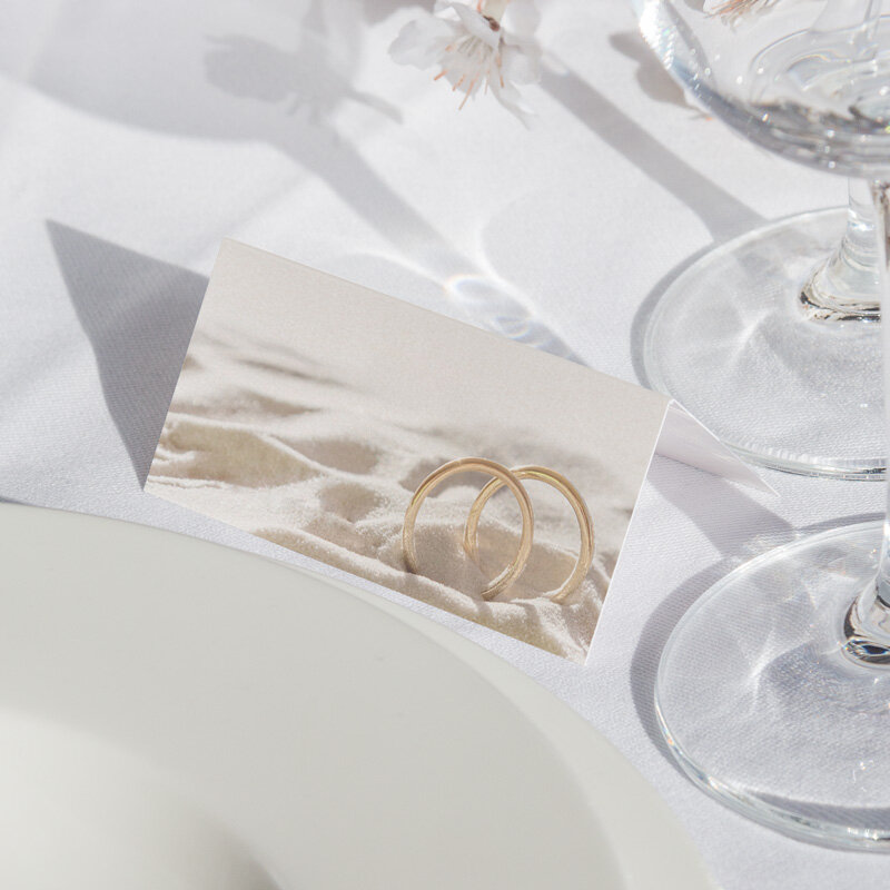 Tischkarte Hochzeit Ringe im Sand ohne Namen / Muster