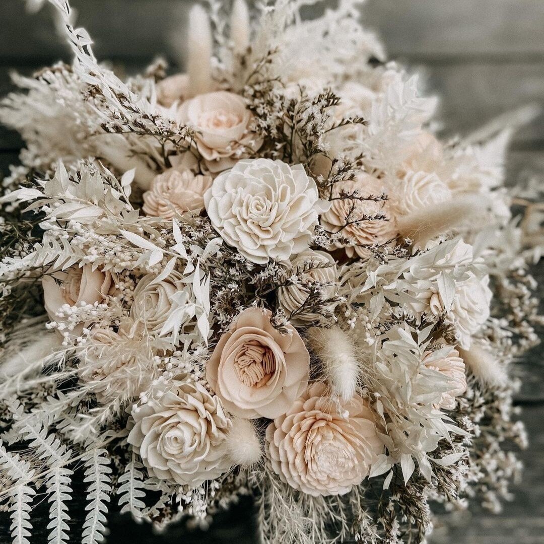 Brautstrauß aus Trockenblumen und Solaholz Blüten
