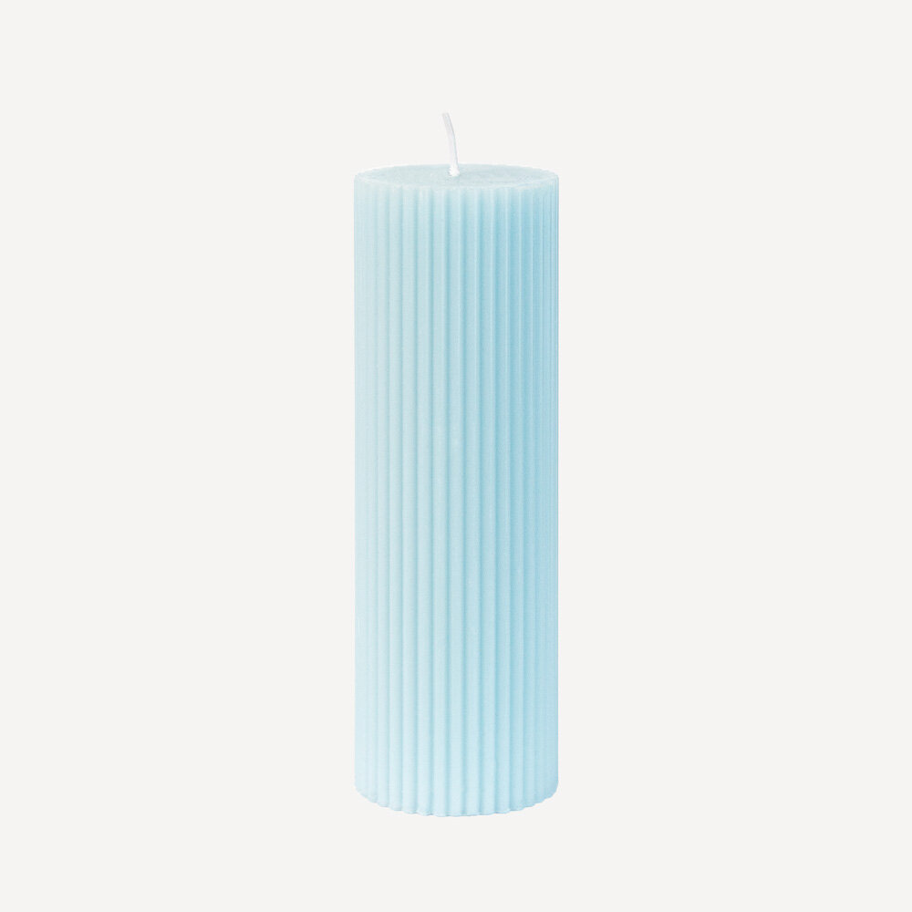 Stumpenkerze mit Rillen hellblau 15 cm
