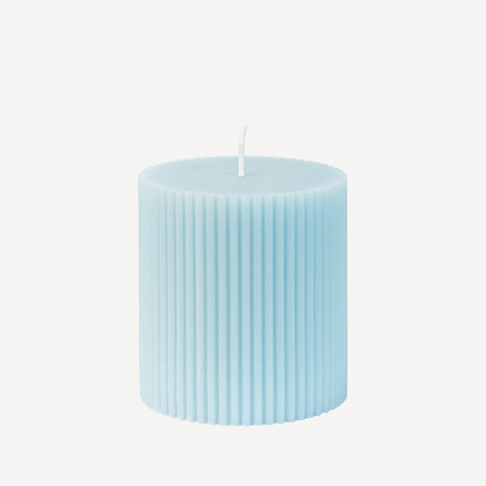 Stumpenkerze mit Rillen hellblau 7,5 cm