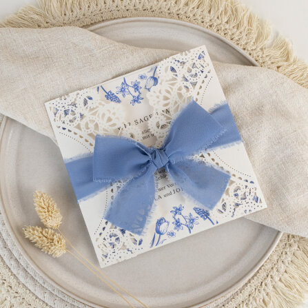 Hochzeitseinladung mit Band + Spitze "Bridgerton Style Blue Flowers"