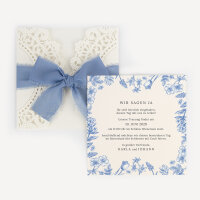Hochzeitseinladung mit Band + Spitze "Bridgerton Style Blue Flowers"