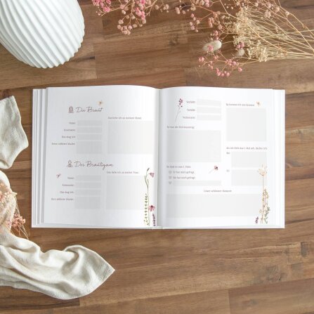 Personalisiertes Gästebuch Hochzeit mit Fragen "Wildromantische Blüten"