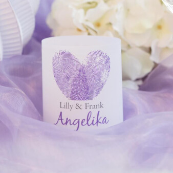 Tischkarte Windlicht Fingerabdrücke lila inkl. Personalisierung & Maxi Teelicht