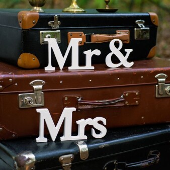 Deko Buchstaben weiß "Mr & Mrs"