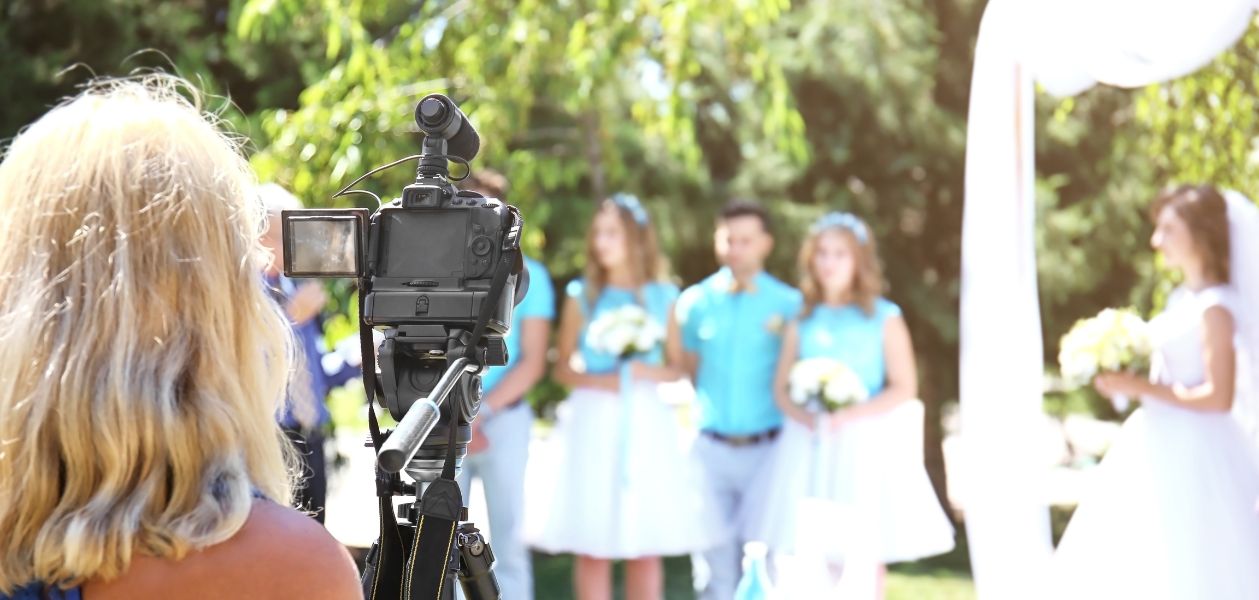 Du kannst auch während des Hochzeitstages ein kreatives Video als Hochzeitsgeschenk drehen