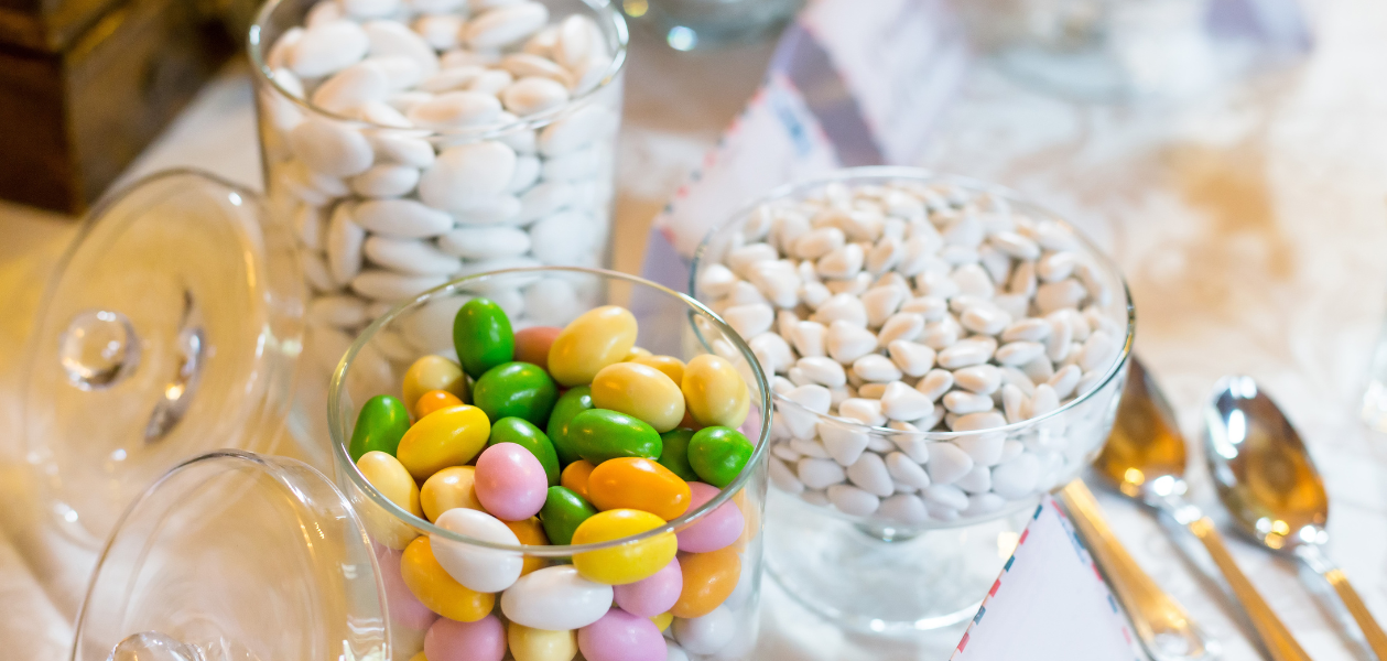 Bunte Hochzeitsmandeln haben eine symbolische Bedeutung