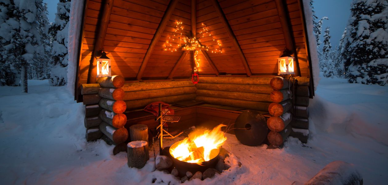 Ein knisterndes Lagerfeuer sorgt für eine romantische Stimmung bei Eurer Winterhochzeit