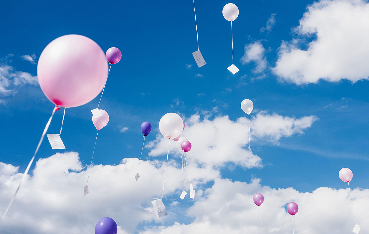 Ballons fliegen lassen zur Hochzeit: Das solltet Ihr beachten