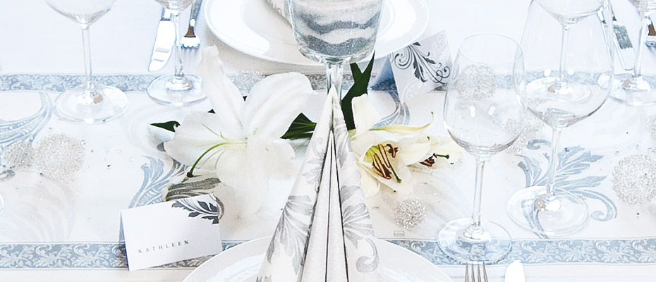 Tischdeko Silberhochzeit Lilien in Weiß