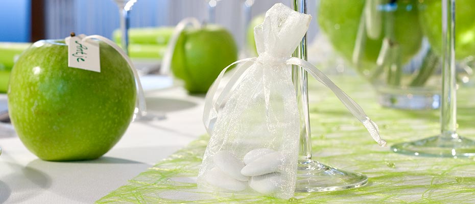 Hochzeitsmandeln auf Tischdeko grüner Apfel