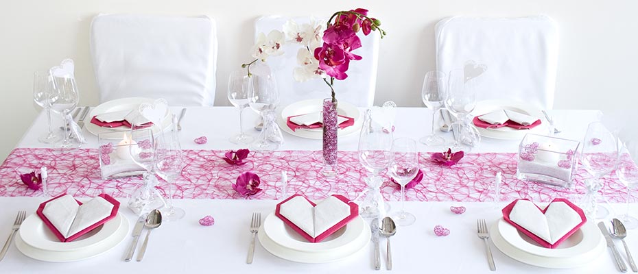Tischdeko Hochzeit pink mit Herzen