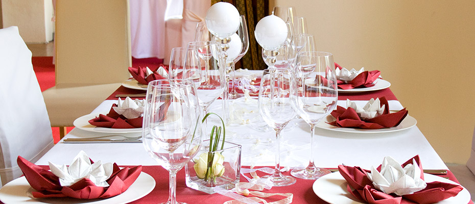 Tischdeko Hochzeit bordeaux rot nah